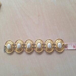 LARGE GOLD TONE FAKE PEARL BRACELET